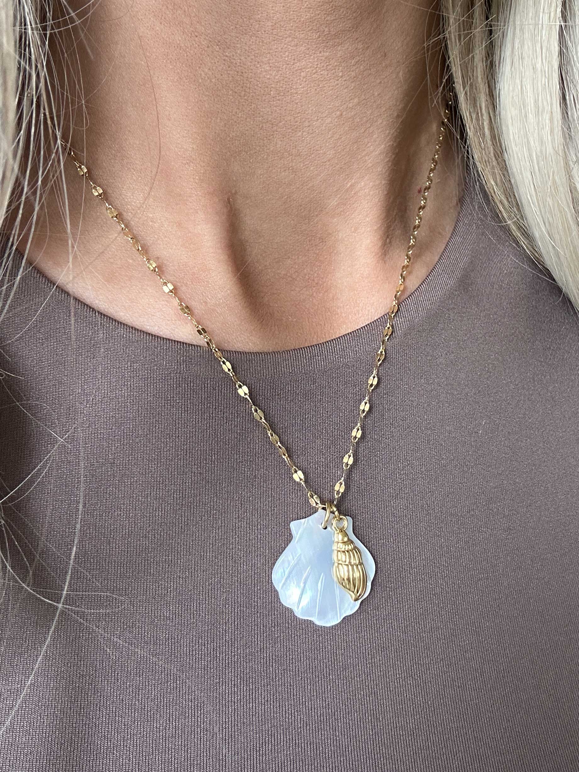 Erin - Guldfärgad kedja med musselsmycke